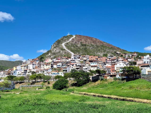 Morro do Alto do Cruzeiro, com a escadaria até o cruzeiro no topo, em Jacobina