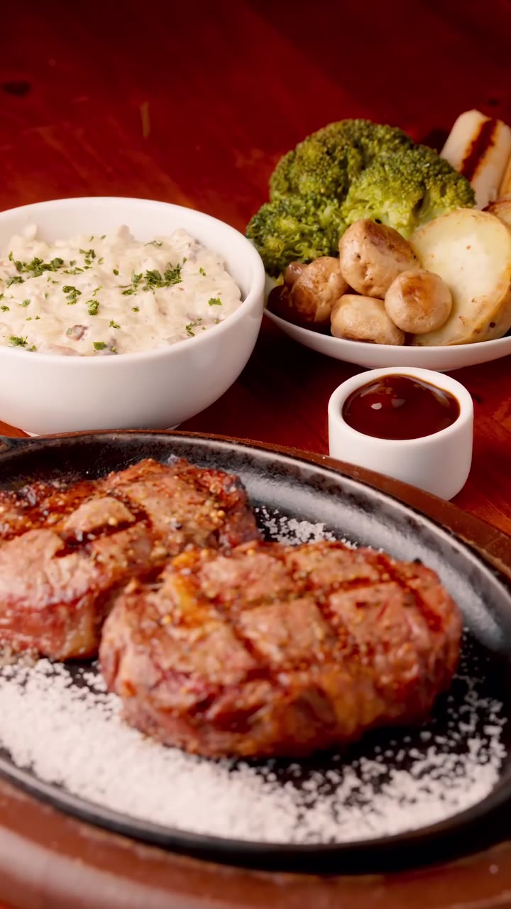 Bife Ancho servido com Arroz Philadelphia e mix de vegetais