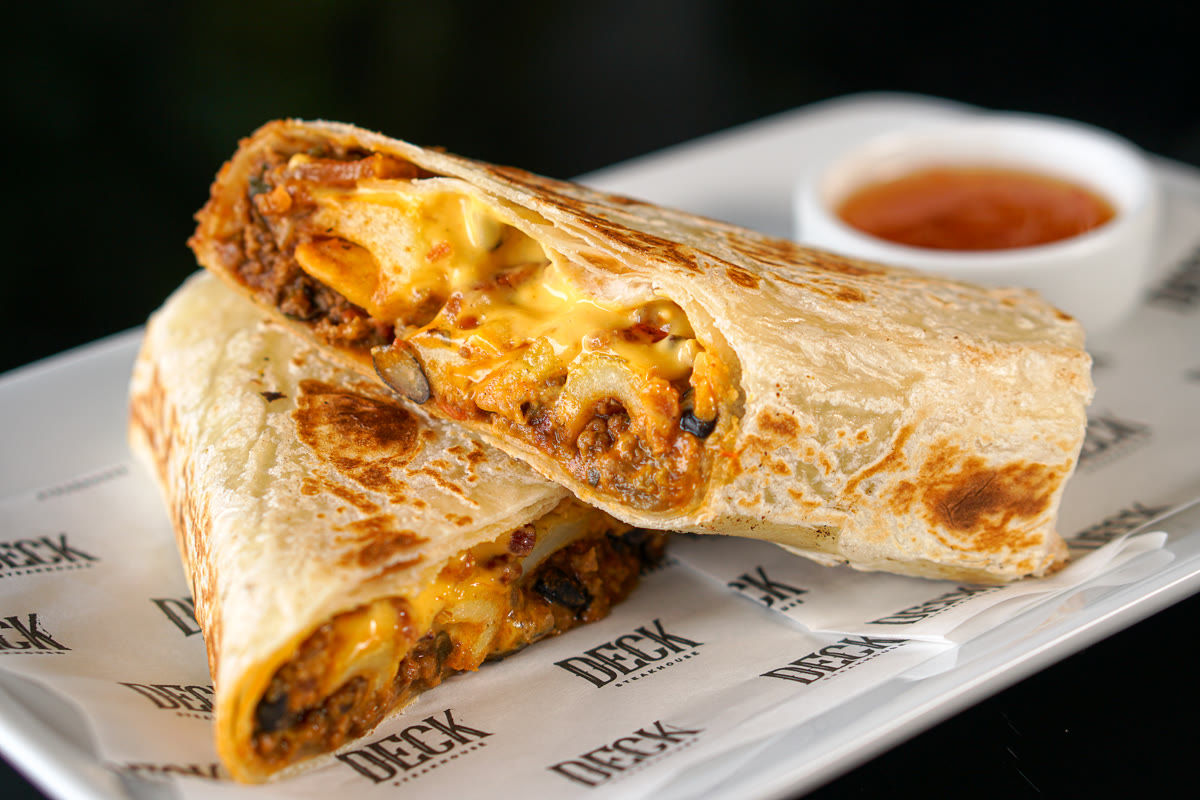 Burrito cortado ao meio com carne e queijo derretido