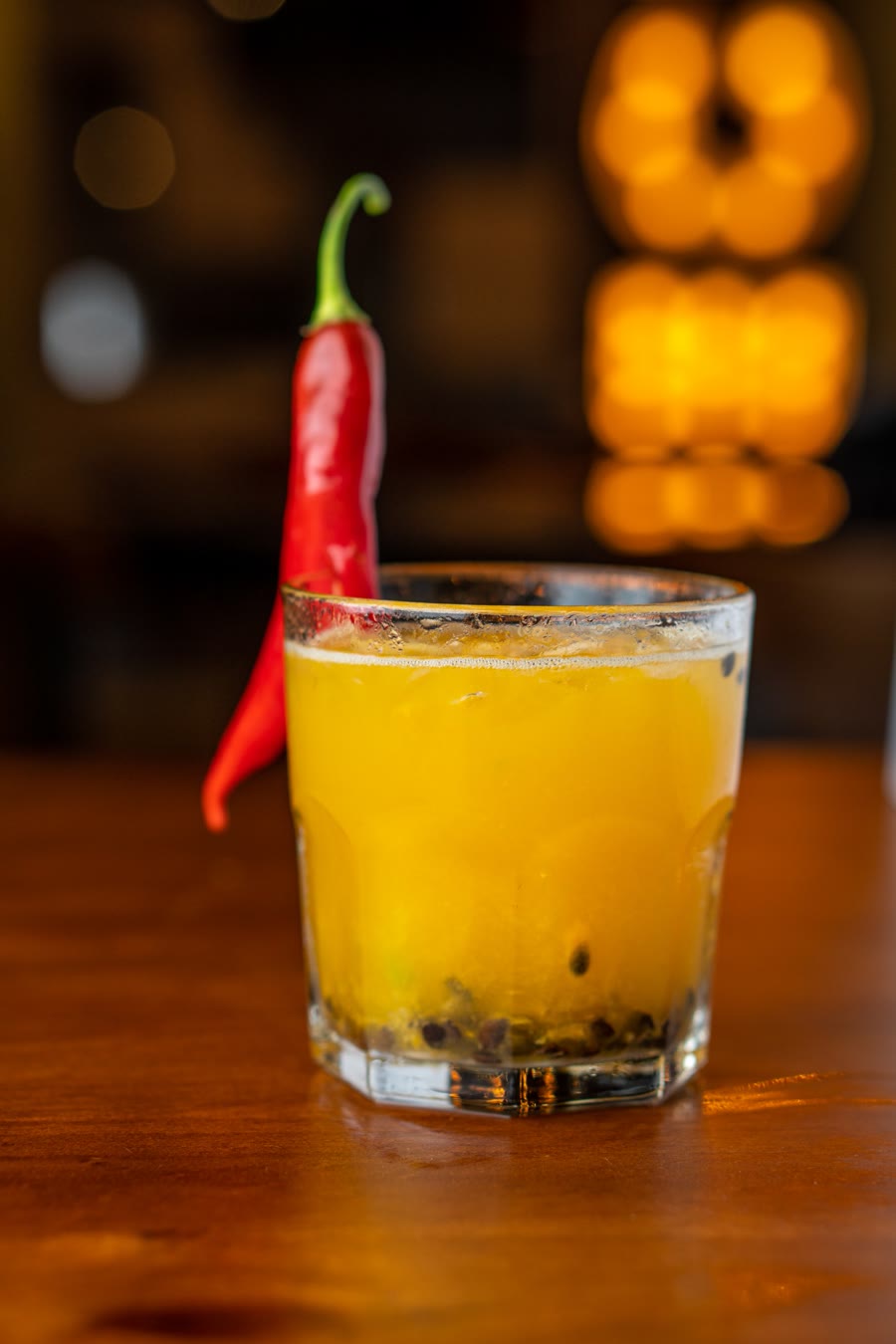 Caipirinha de maracujá com pimenta dedo-de-moça na borda do copo
