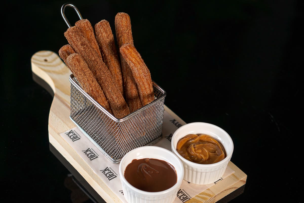 Churros com açúcar e canela, com Nutella e doce de leite para mergulhar