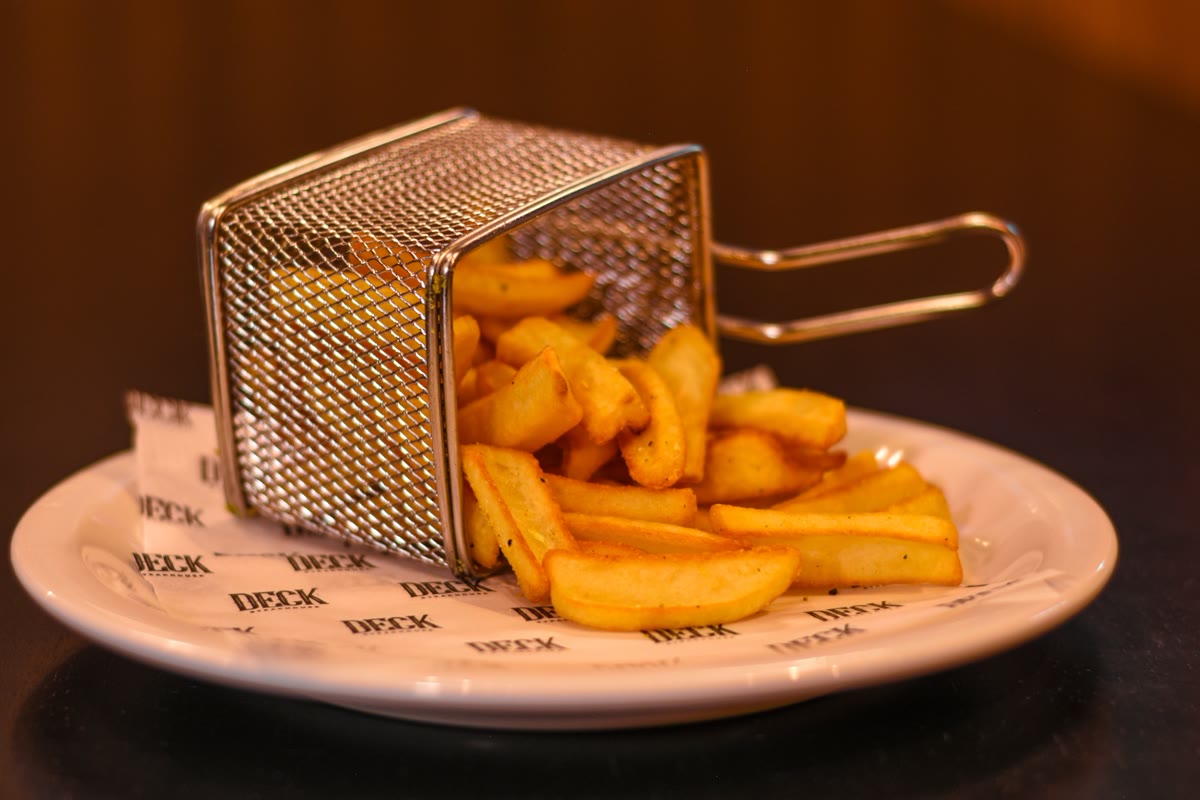 Batata frita rústica servida em cestinha de metal
