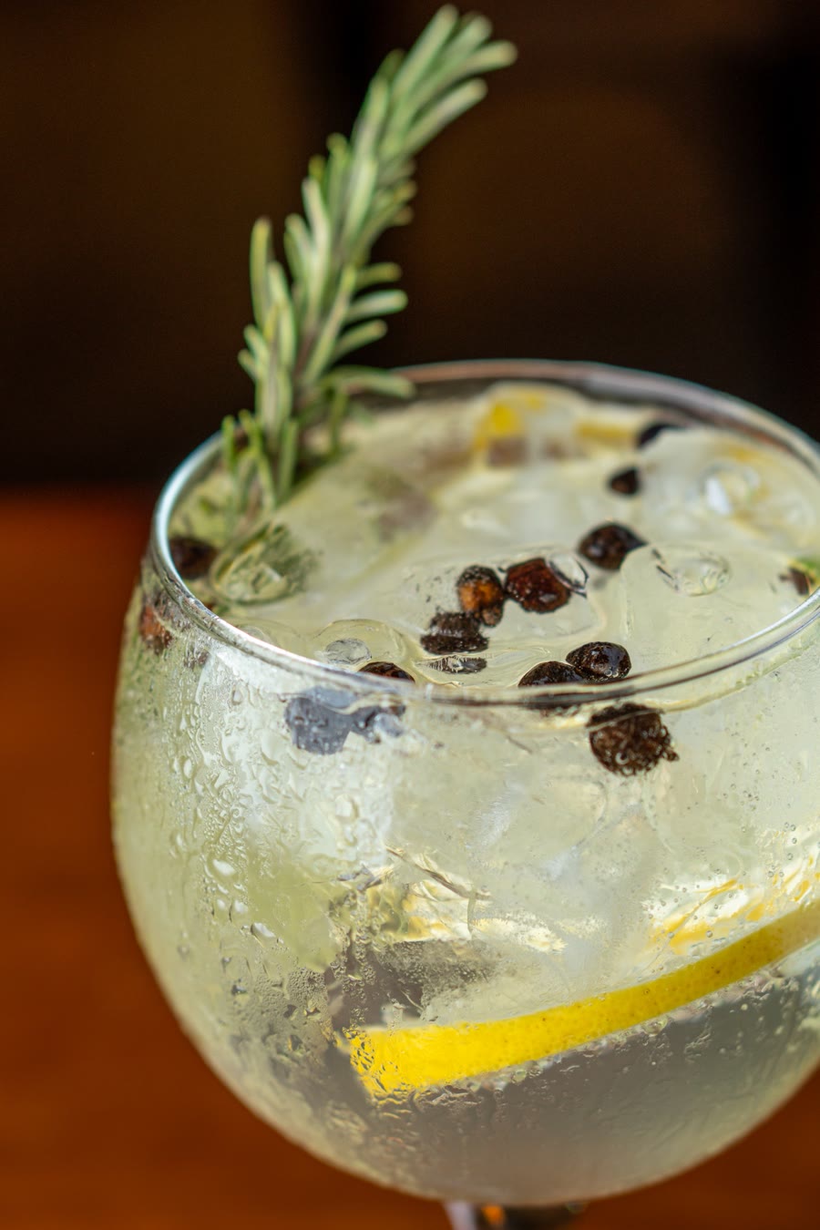 Gin tônica com limão siciliano, zimbro e alecrim