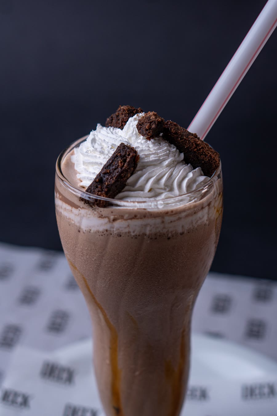 Milkshake de chocolate com chantilly e pedaços de brownie