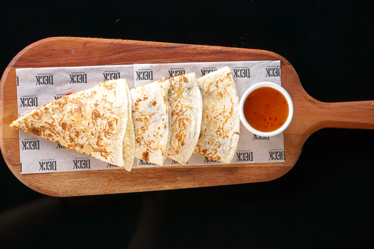 Quesadilla tostada cortada em fatias com molho agridoce